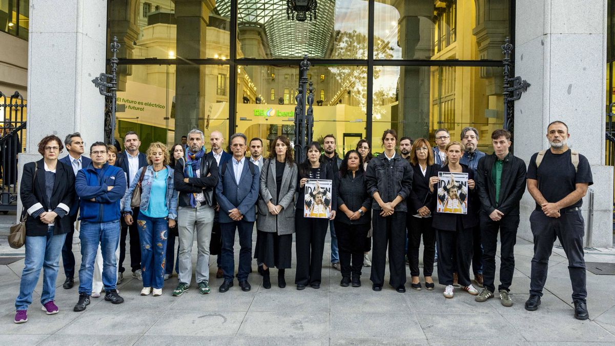 Minuto de silencio a las puertas de Cibeles antes del Pleno de este jueves, con concejales de Más Madrid y PSOE