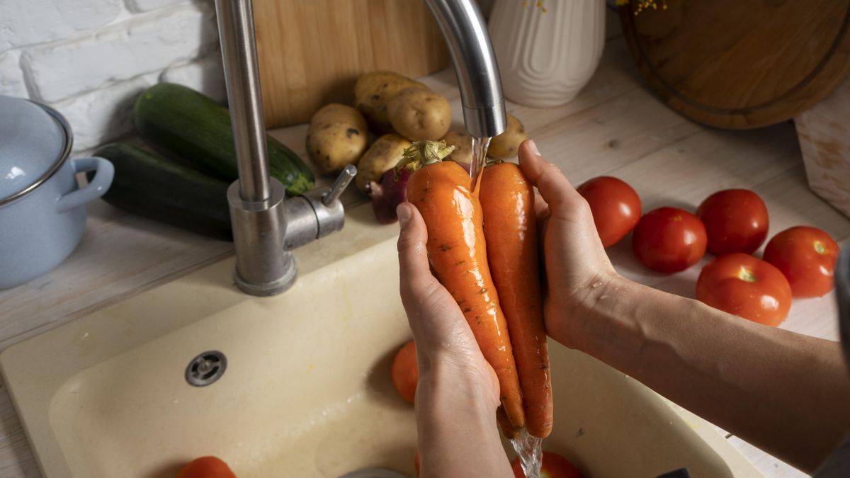 Es importante lavarlas muy bien con agua o lejía alimentaria, apta para el uso alimentario.