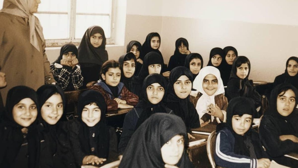 Mahsa Mohebali de niña durante una fotografía en el colegio en la que todas las niñas llevaban velo.