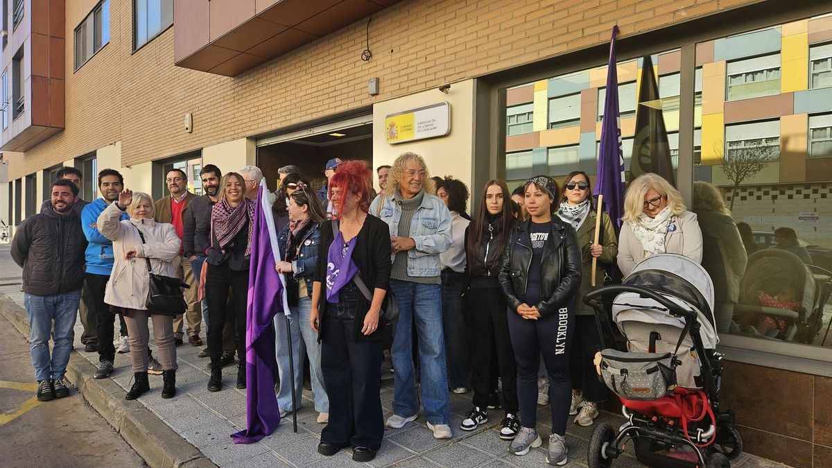 Integrantes de la Plataforma Feminista de Guadalajara protestan ante la Subdelegación del Gobierno por lo que califican de "desahucio ilegal" en Azuqueca de Henares y piden investigar el papel de la Guardia Civil
