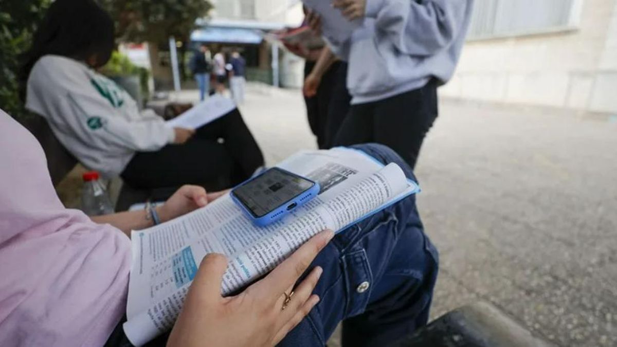 El ‘scroll’ infinito de los menores: cuatro horas diarias enganchados a las redes sociales