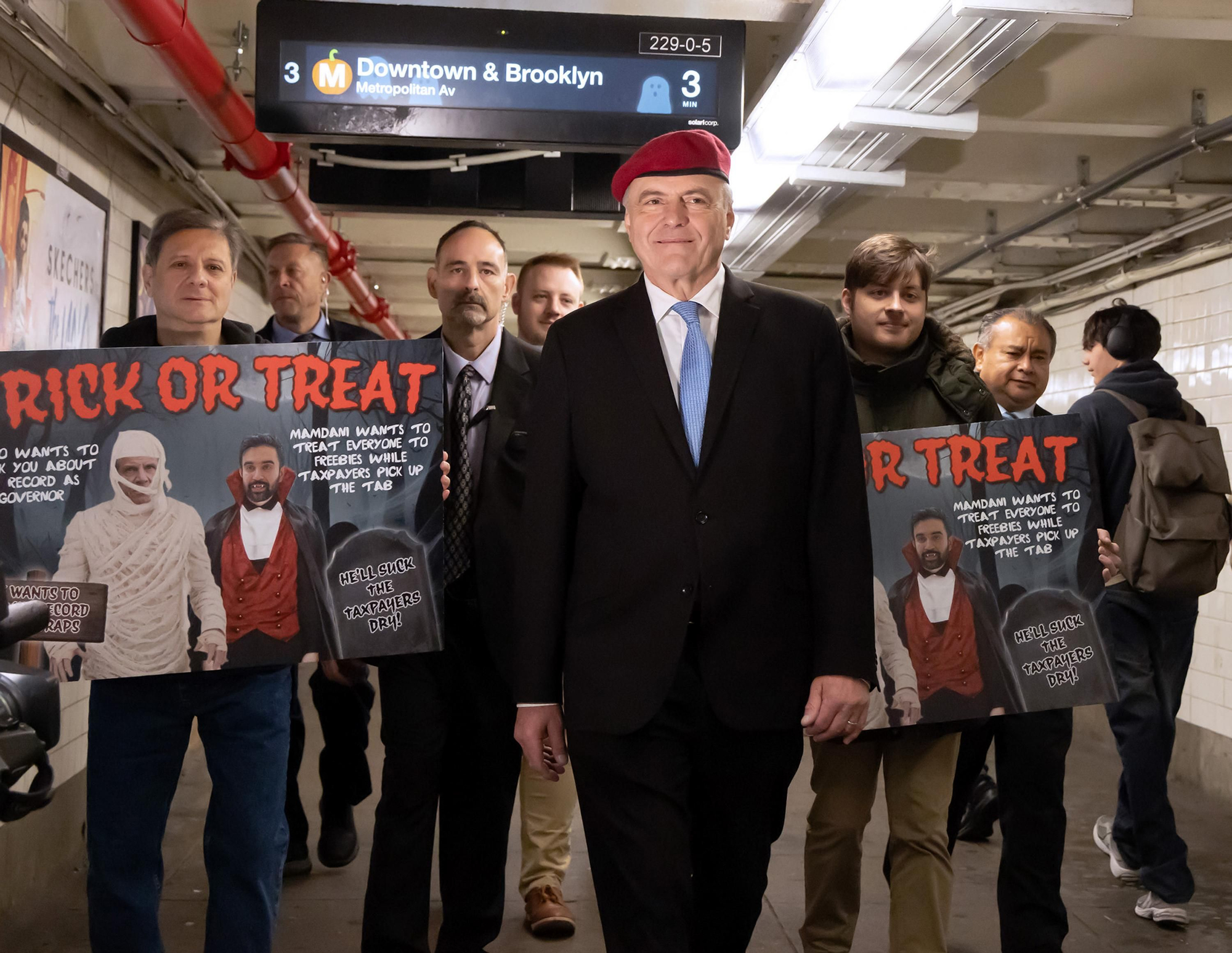 Curtis Sliwa, el 31 de octubre de 2025 en el metro de Nueva York.