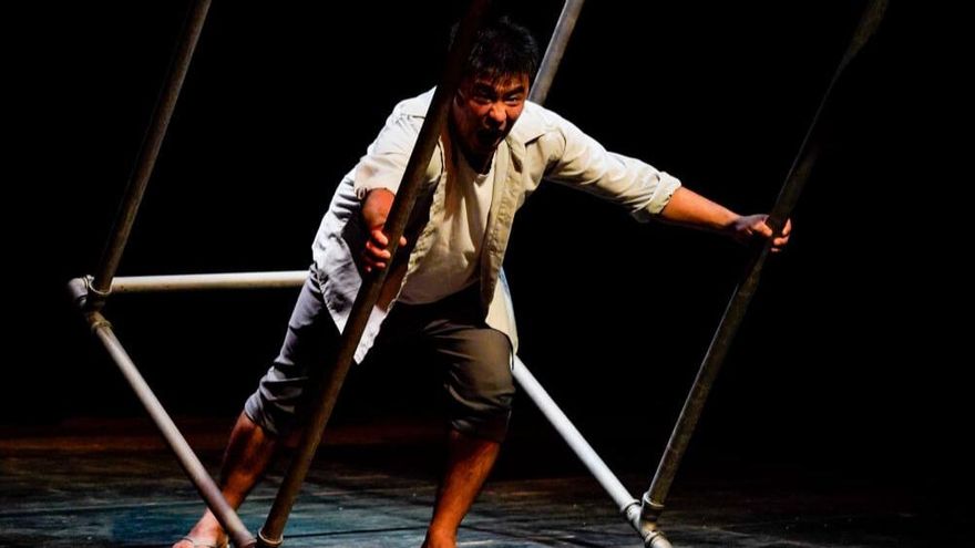 "Tintorero": cómo se fusionan en una obra teatral la historia de un hijo de inmigrantes japoneses y la defensa de los jubilados