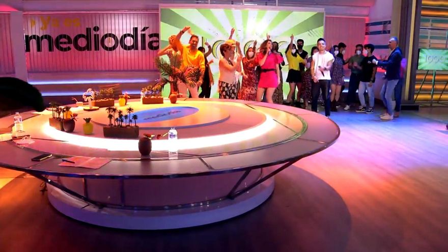 El equipo de 'Ya es mediodía' sale a bailar a plató con Laura Arzay Zeifer Montes