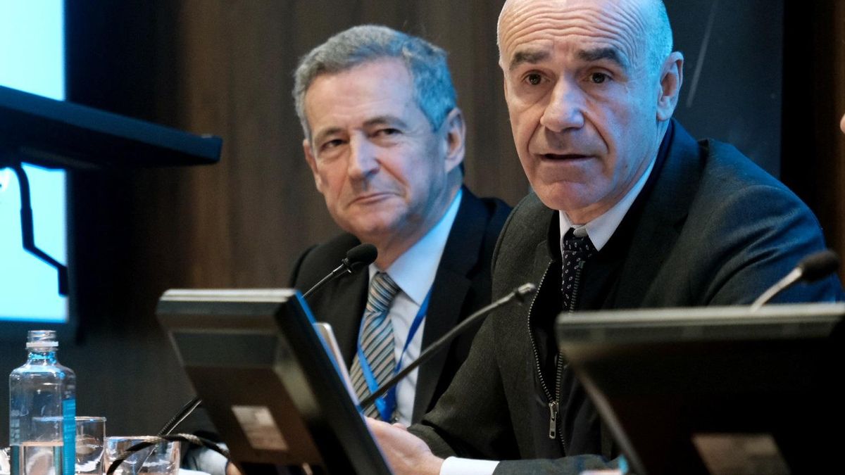 Antonio Muñoz (derecha) durante su intervención en la asamblea de Andalucía Aerospace.