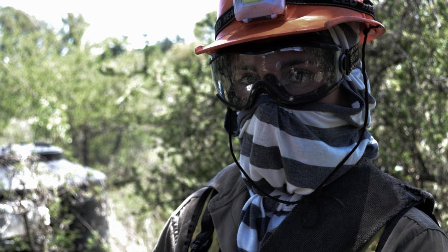 Brigadista con su equipo para los incendios.