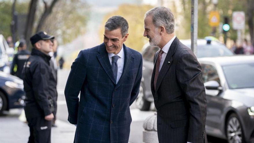 El presidente del Gobierno, Pedro Sánchez y el Rey Felipe VI, este lunes
