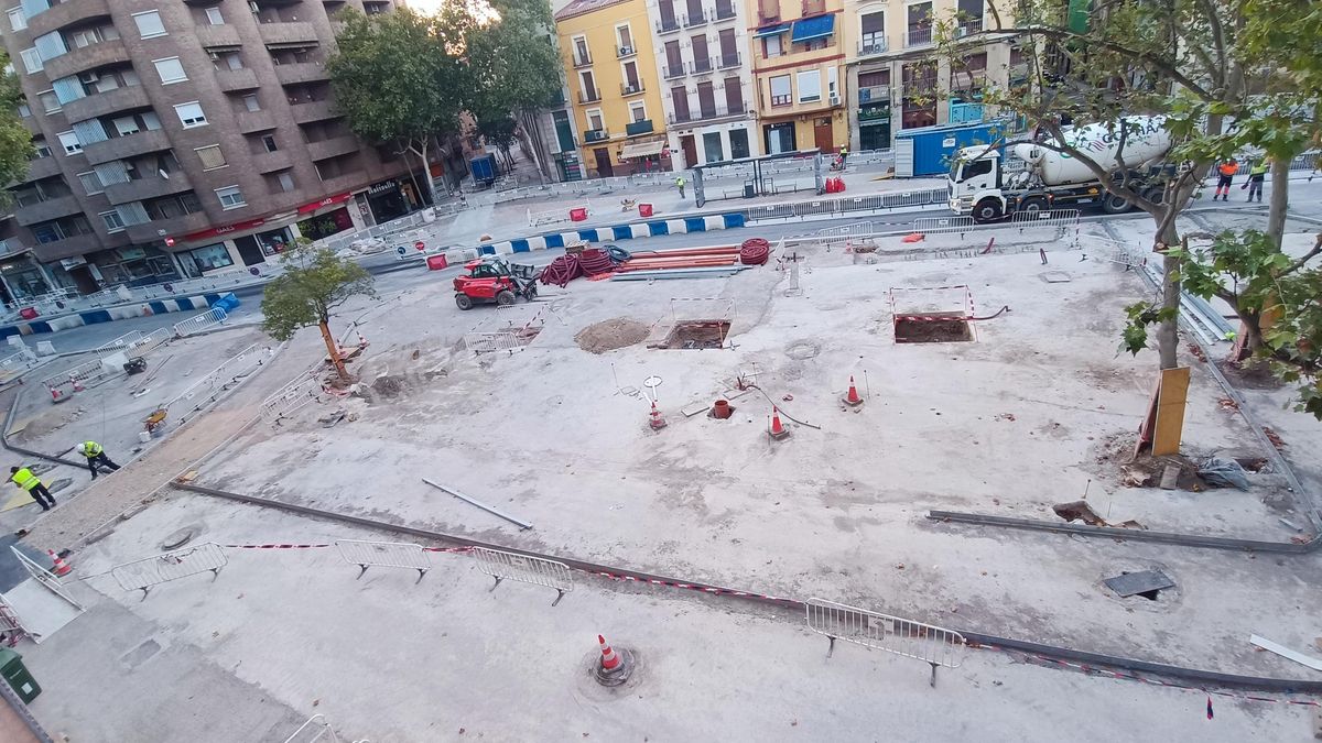 El Gobierno de Zaragoza llena otra plaza de cemento mientras la alcaldesa vende la ciudad como "capital verde"