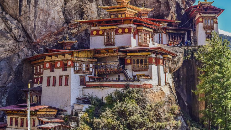 Construido en un acantilado a más de tres mil metros de altura, a este monasterio de difícil acceso se llega tras subir 800 escalones