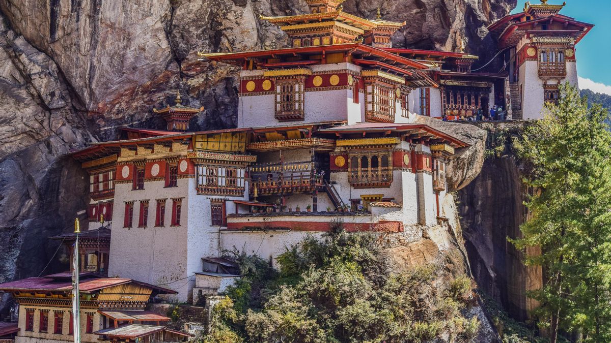 Construido en un acantilado a más de tres mil metros de altura, a este monasterio de difícil acceso se llega tras subir 800 escalones