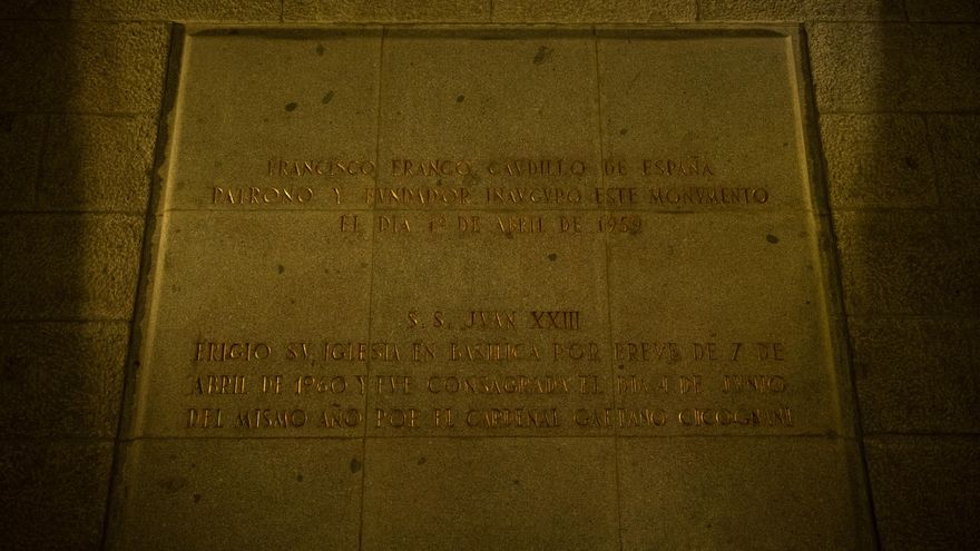 Placa de inauguración de Franco del Valle de los Caídos.