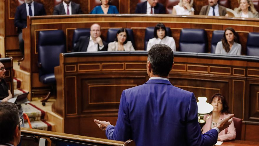 Sánchez presume de aumentar un 35% del gasto social y el PP le acusa de "comprar voluntades"