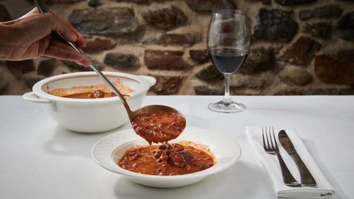 El vino de La Rioja se puede acompañar de un plato de alubias de Anguiano.