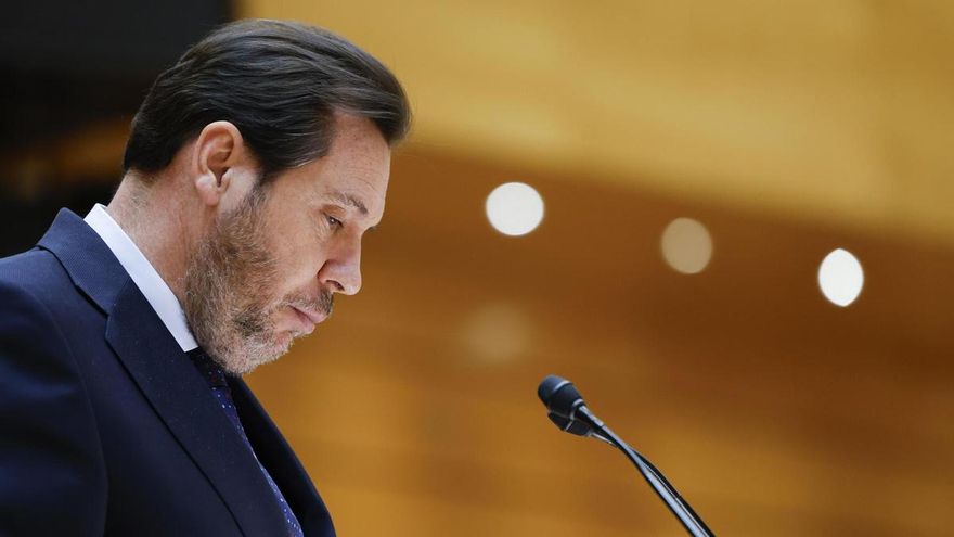 La senadora popular Alicia García interviene durante el pleno extraordinario de la Cámara Alta en el que el ministro de Transportes, Óscar Puente, comparecerá este jueves a petición del PP para dar cuenta de los accidentes ferroviarios en Adamuz (Córdoba) y Gelida (Barcelona), además de los incidentes continuados en el servicio de Rodalies en Cataluña.