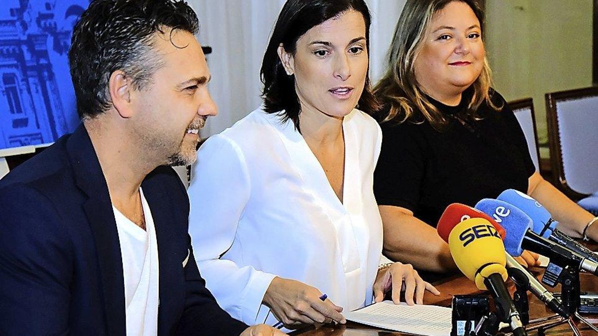 Javier Palacios, responsable de Delfuego Booking y los conciertos de La Campa, junto a Gema Igual y Lorena Gutiérrez. |