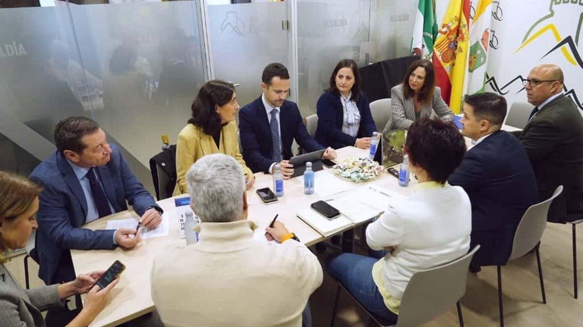 La Junta renovará el firme de la carretera que conecta los municipios de Lucena, Rute e Iznájar