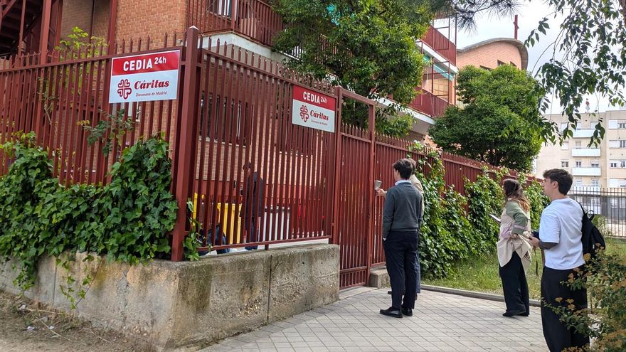 Acceso al CEDIA de Cáritas en el barrio de Lucero