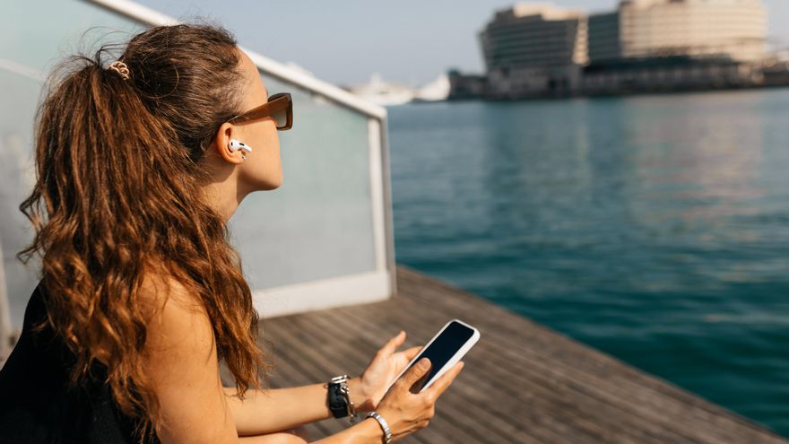 Qué hacer y qué no para evitar que tu móvil y otros aparatos electrónicos se recalienten en verano