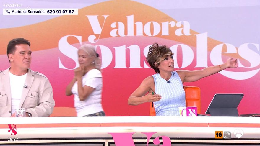 Surrealismo en 'Y ahora Sonsoles' con dos 'espontáneas' atravesando el plató en directo: "¿Qué cachondeo es este?"