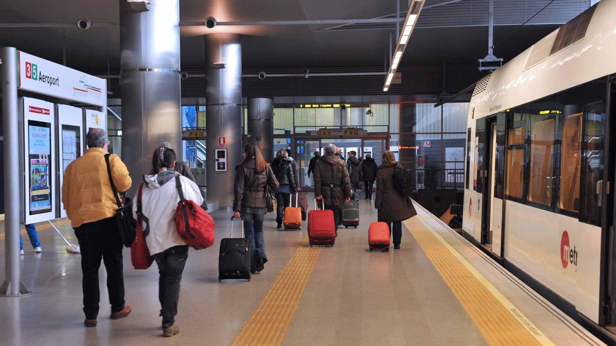 Viajeros tras bajar de un convoy de Metrovalencia en la estación de Aeroport