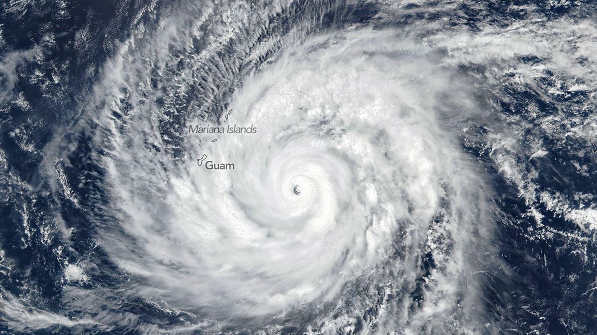 El tifón Sinlaku durante su paso por las islas Marianas el pasado mes de abril.