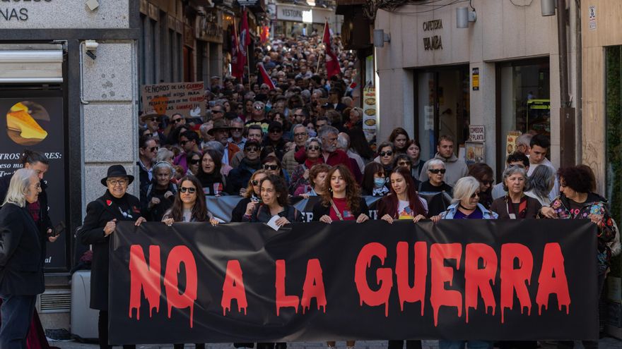 Centenares de personas salen a las calles de Toledo para gritar "No a la guerra"