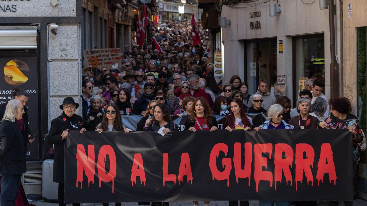 Centenares de personas en Toledo gritan "No a la guerra" y piden el cese de las hostilidades en distintas partes del mundo y del sufrimiento de las personas que las padecen. EFE/Ángeles Visdómine