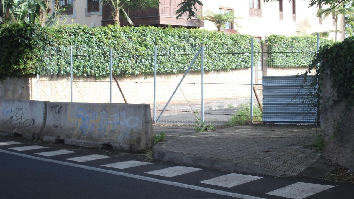 Fences placed on El Fresno street with the path to Santa Rosa, the main road in Guamasa.