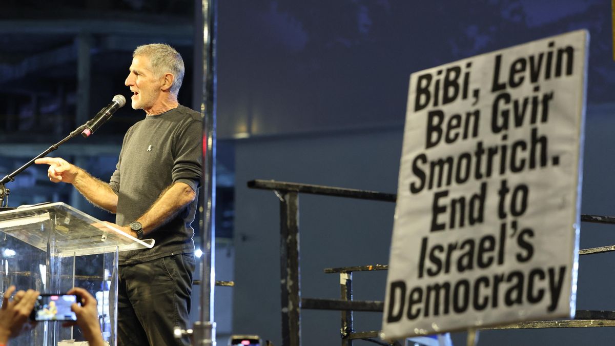 El líder del partido israelí Demócratas, Yair Golan, durante una manifestación contra el primer ministro, Benjamin Netanyahu, el 8 de noviembre en Tel Aviv.