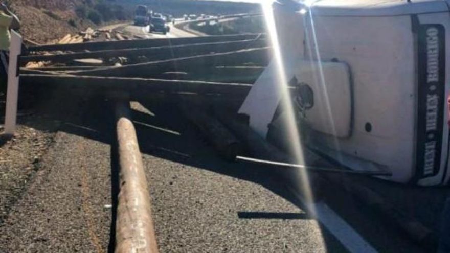 Vuelco de un camión en la A-6. / @Radar_Leon