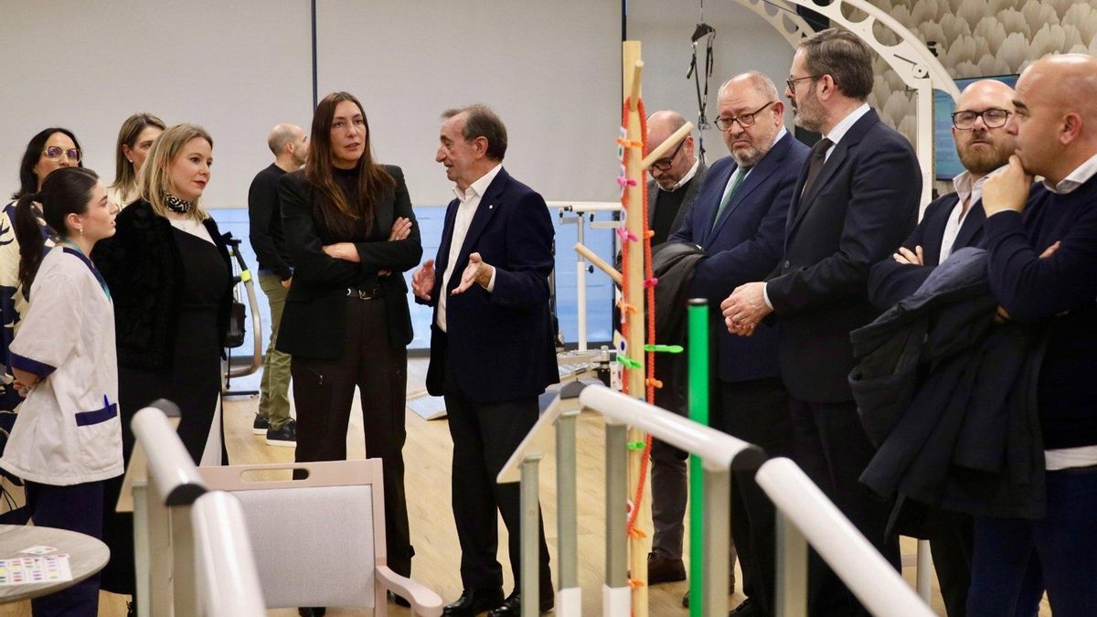 Loles López, junto a Chema Cosculluela (centro), durante su visita al nuevo centro residencial Vitalia Delicias en Córdoba.