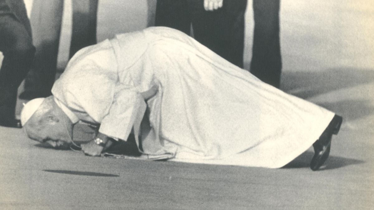 Juan Pablo II besa el suelo al bajar del avión en el aeropuerto de Barajas en su primera visita oficial a Madrid, en 1982