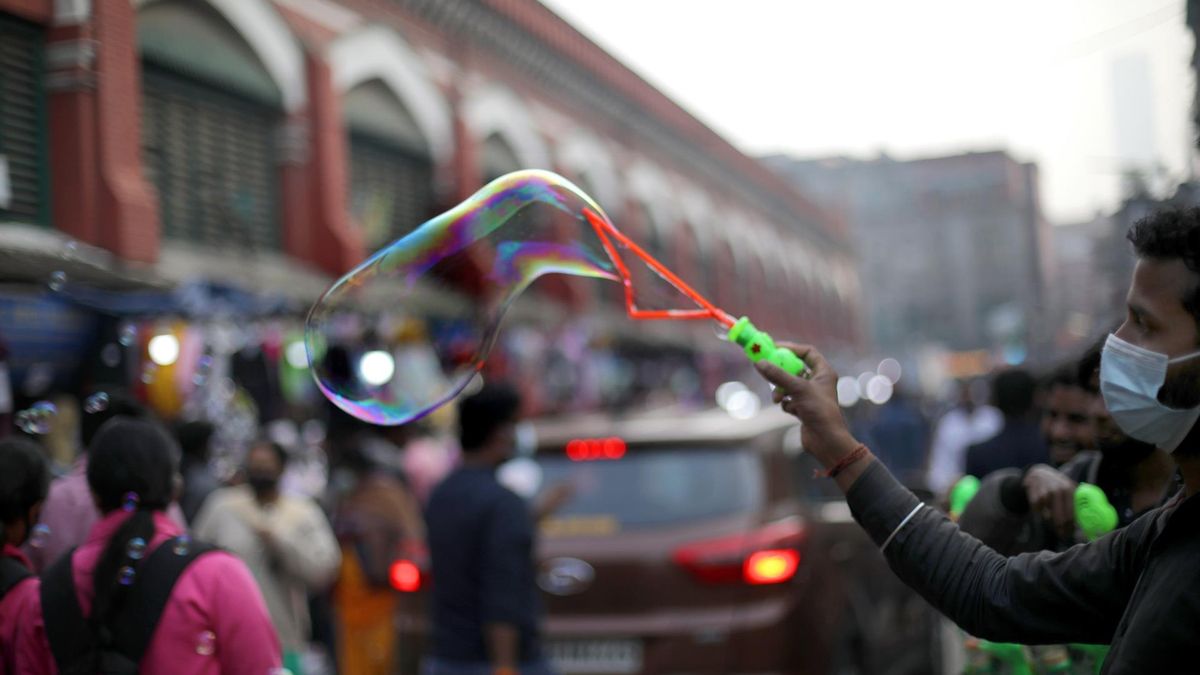 An Indian vendor sells soap bubble at a crowded market ahead of Indian Independance day in Kolkata, Eastern India, 24 January 2022. Bengal government announced the weekly lockdown in different places of district towns and Kolkata to combat Covid-19 crisis in India.