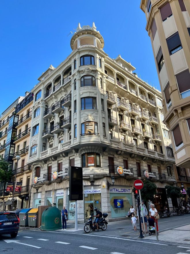 Arquitectura de kilates en el ensanche burgués de Donostia.