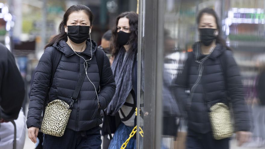 El estado de Nueva York dejará de exigir a partir de este miércoles a los vacunados contra la covid-19 el uso de mascarillas en espacios públicos, excepto en el transporte público, en los colegios y algunos otros lugares, en sintonía con las recientes recomendaciones de los Centros de Control y Prevención de Enfermedades de EE.UU. (CDC, en inglés). EFE/EPA/JUSTIN LANE/Archivo