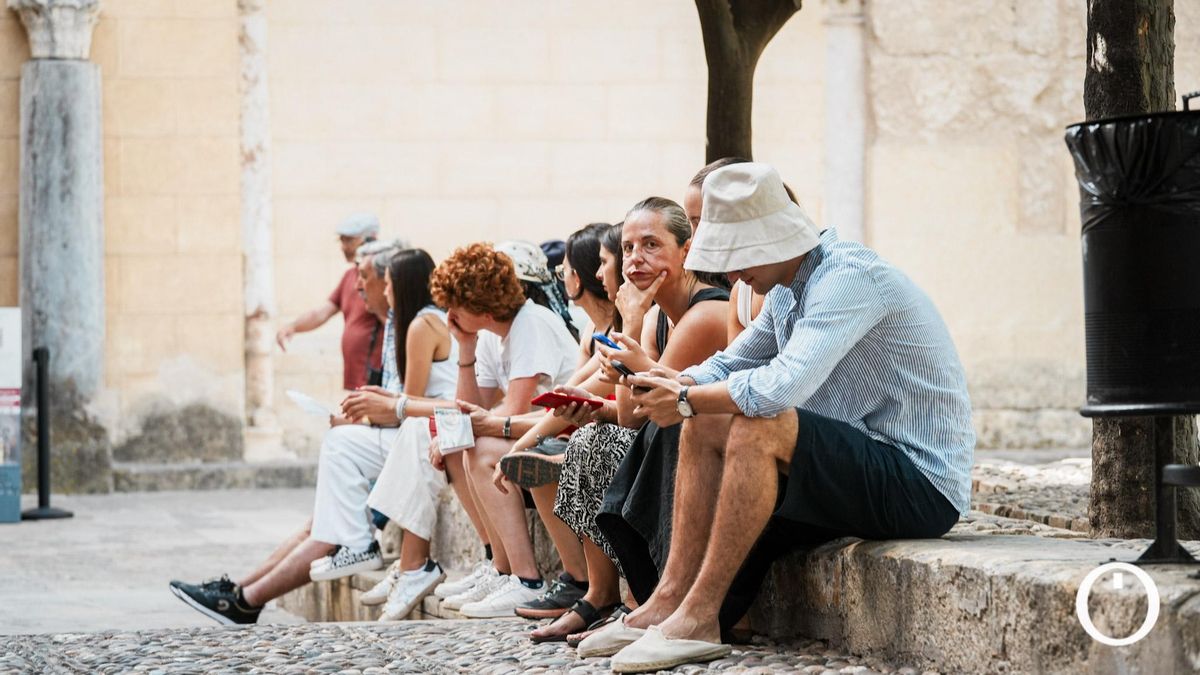 Turistas extranjeros en el Patio de los Naranjos