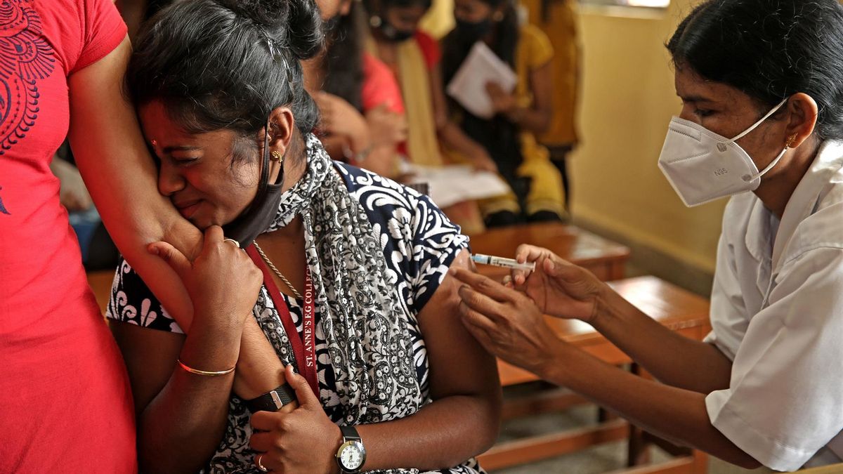A woman receives a shot of a vaccine against COVID-19 during a vaccination drive for college students, in Bangalore, India, 13 October 2021. India registered 15,283 new coronavirus and 226 deaths in the last 24 hours.