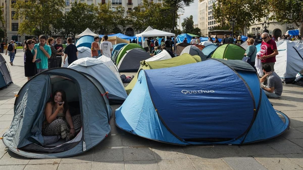 La protesta por la vivienda arraiga en Valencia con un campamento asambleario e indefinido: "No nos van a echar de la plaza"