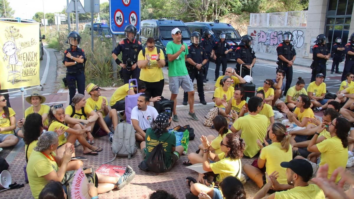 Asamblea de docentes en los accesos a la AP-7 en Tarragona
