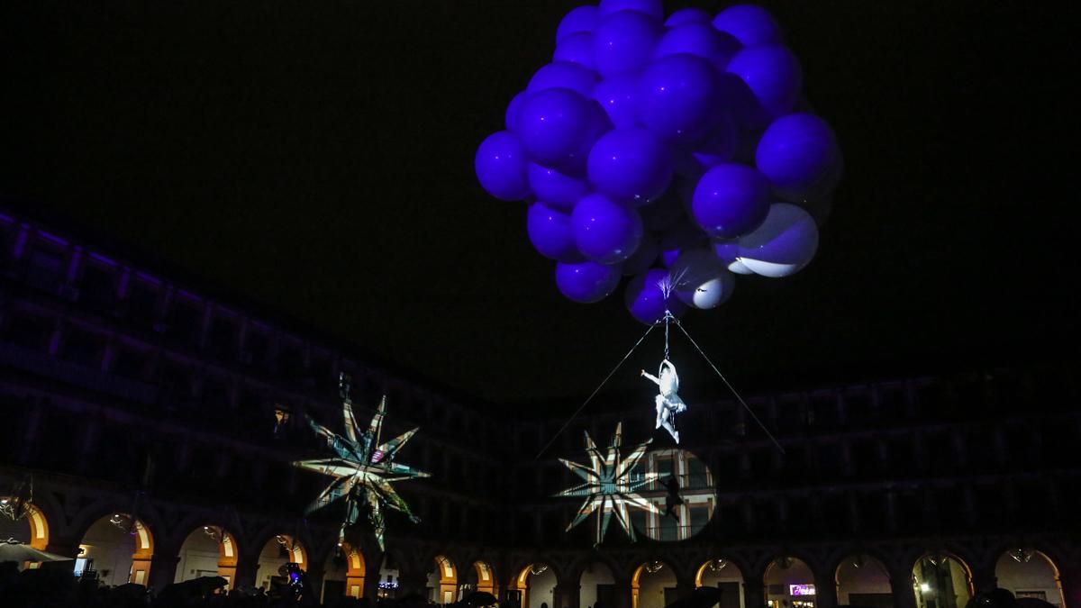 Espectáculo aéreo en la plaza de la Corredera