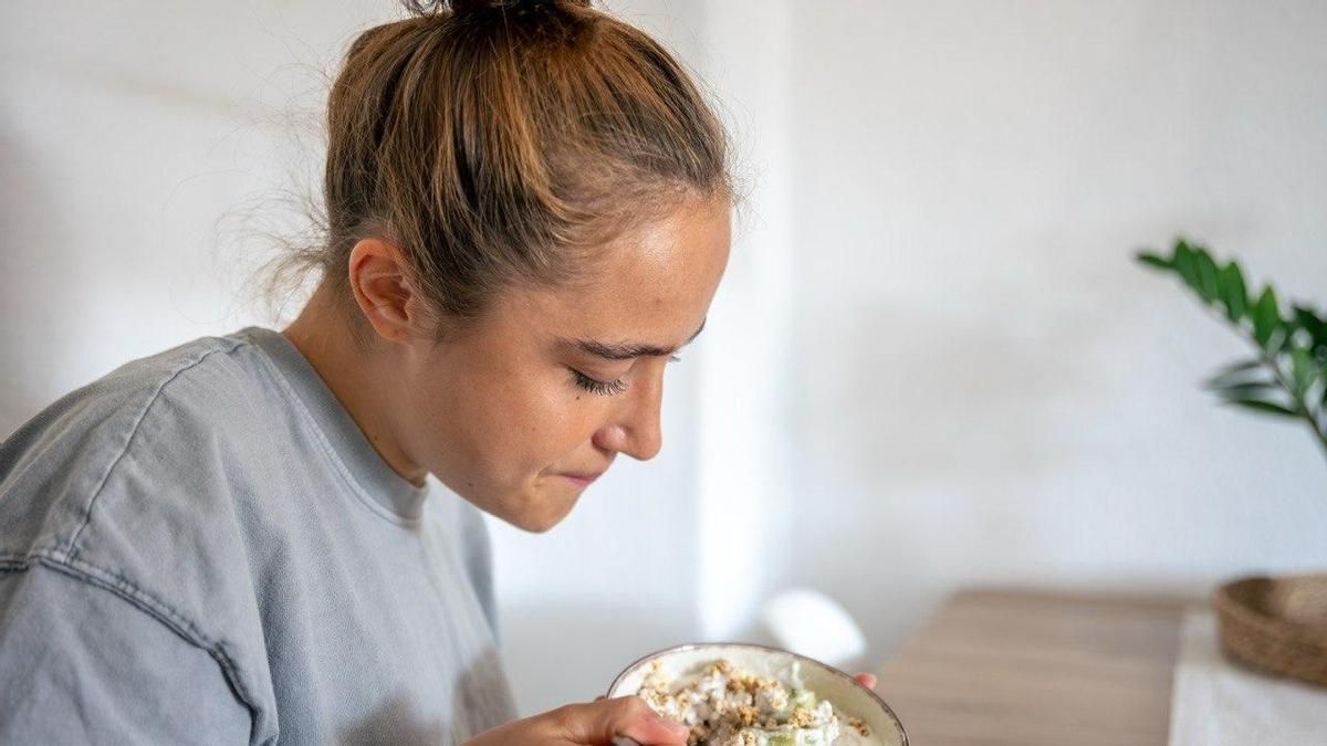 Cuatro claves de la alimentación que ayudan a mitigar la fatiga otoñal más allá de los paseos a la luz del día y rutinas de sueño