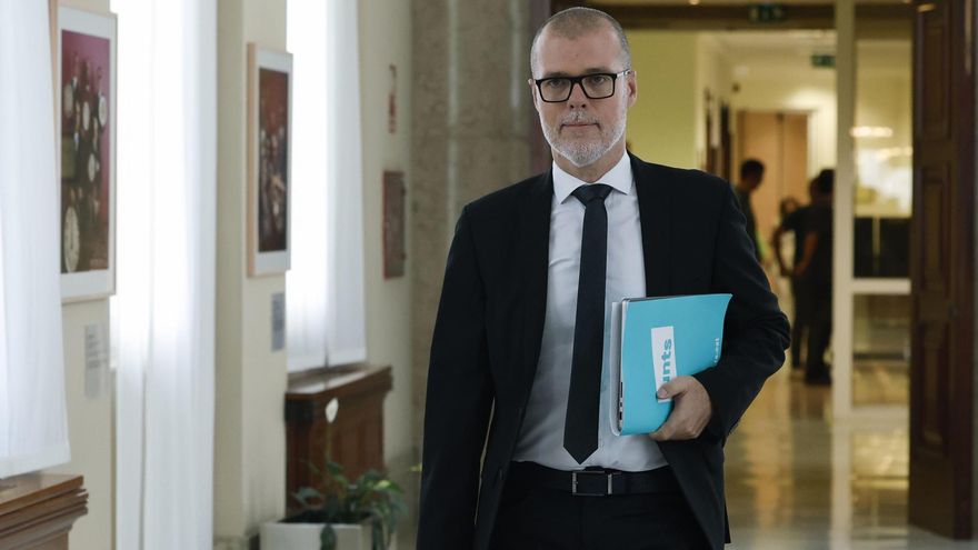 El diputado de Junts per Catalunya Josep Maria Cruset en los pasillos de la Cámara Baja en el marco de la reunión de la Junta de Portavoces del Congreso.