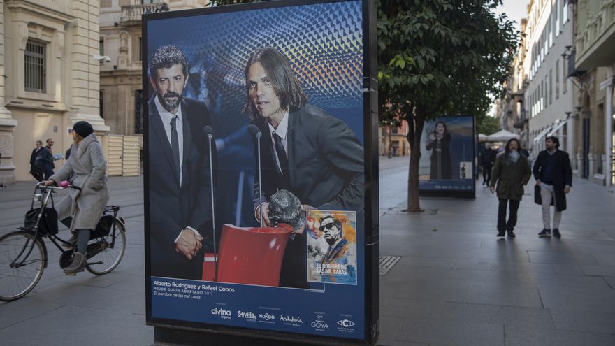 Exposición de mupis en la Avenida de la Constitución con andaluces galardonados.