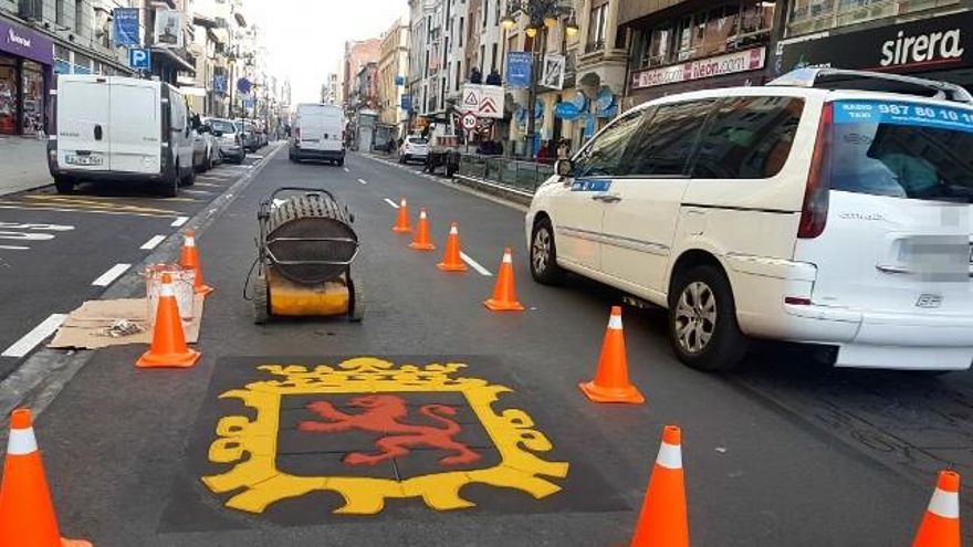 Escudo de León a todo color en el asfalto de Ordoño II.