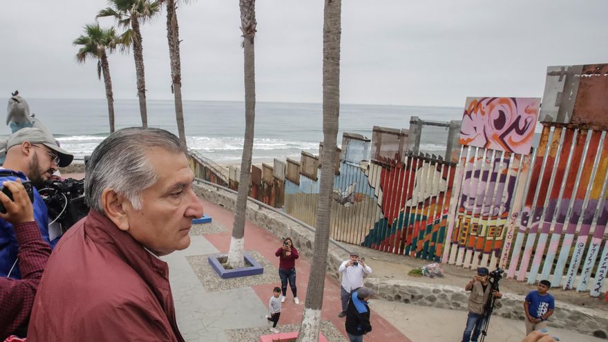 El aspirante Adán Augusto envía mensaje a migrantes desde la frontera norte de México
