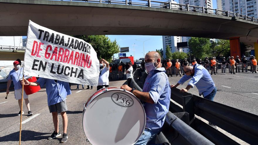 Trabajadores de Garbarino protestan en Puente Pueyrredón en reclamo de salarios e indemnizaciones adeudados