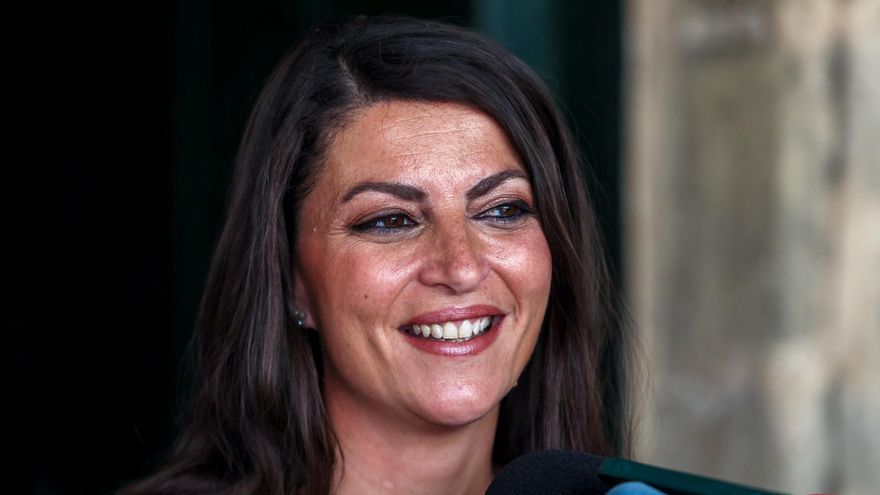 La candidata de Vox a la Presidencia de la Junta de Andalucía, Macarena Olona, atiende a los medios de comunicación. En las Bodegas Lustau a 13 de mayo de 2022 en Jerez ( Cádiz, España)