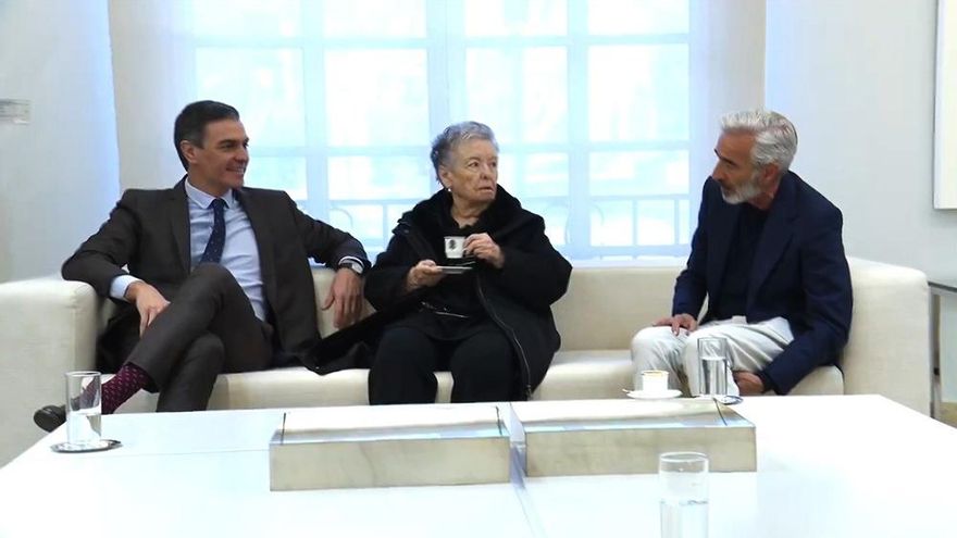 Pedro Sánchez recibe en Moncloa al reparto de 'Cuéntame cómo pasó' tras su final: "¡Hasta siempre, familia!"