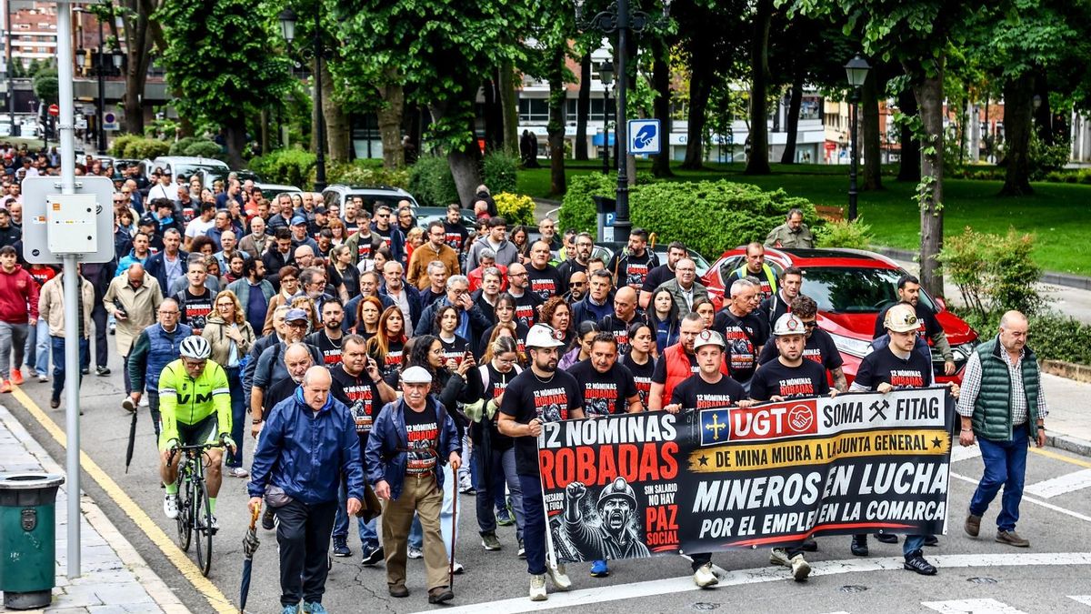 Los mineros que protagonizaron el encierro en la MIna Miura portan la pancarta que encabeza la marcha minera que culminó este miércoles en Oviedo/Uviéu.