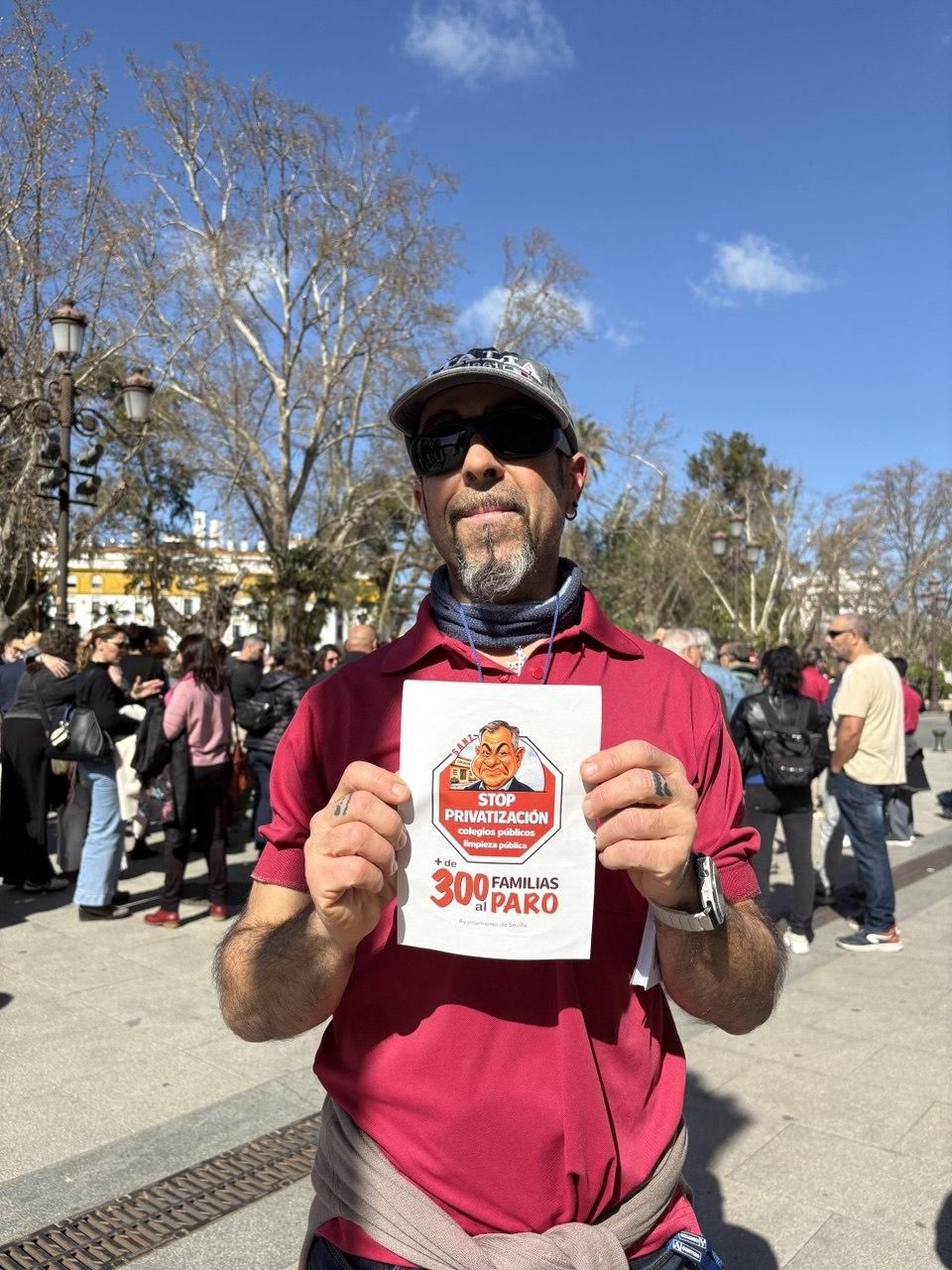 Eduardo es uno de los peones interinos que teme perder su empleo si se ejecuta el plan de privatizar el servicio